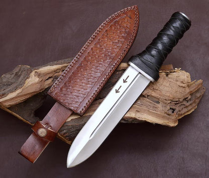 horfinn dagger Knife with leather sheath on a wooden surface