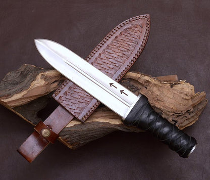 horfinn dagger Knife with leather sheath on a wooden surface